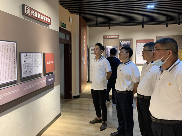 3、察看展覽.jpg